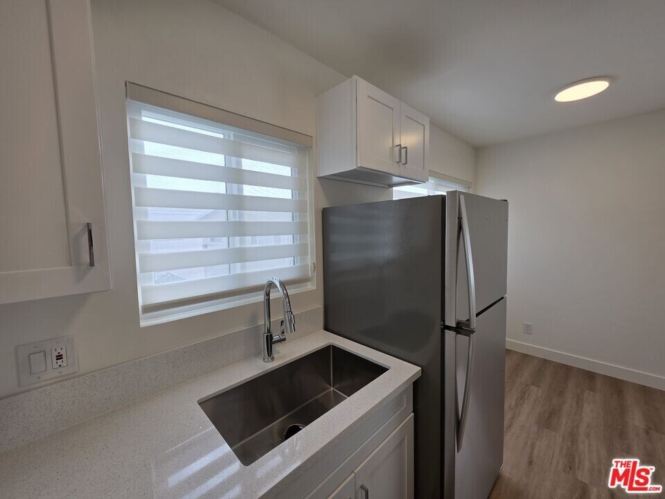 2009 Carnegie Ln in Redondo Beach, CA - Building Photo