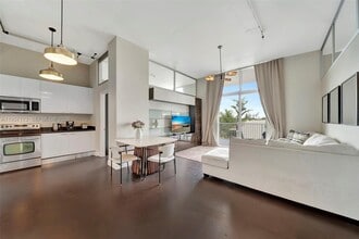 2100 Van Buren St in Hollywood, FL - Foto de edificio - Building Photo