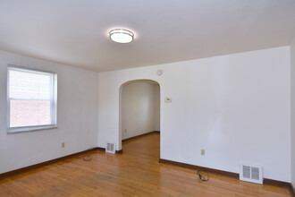 210 E Garden Rd in Pittsburgh, PA - Foto de edificio - Building Photo