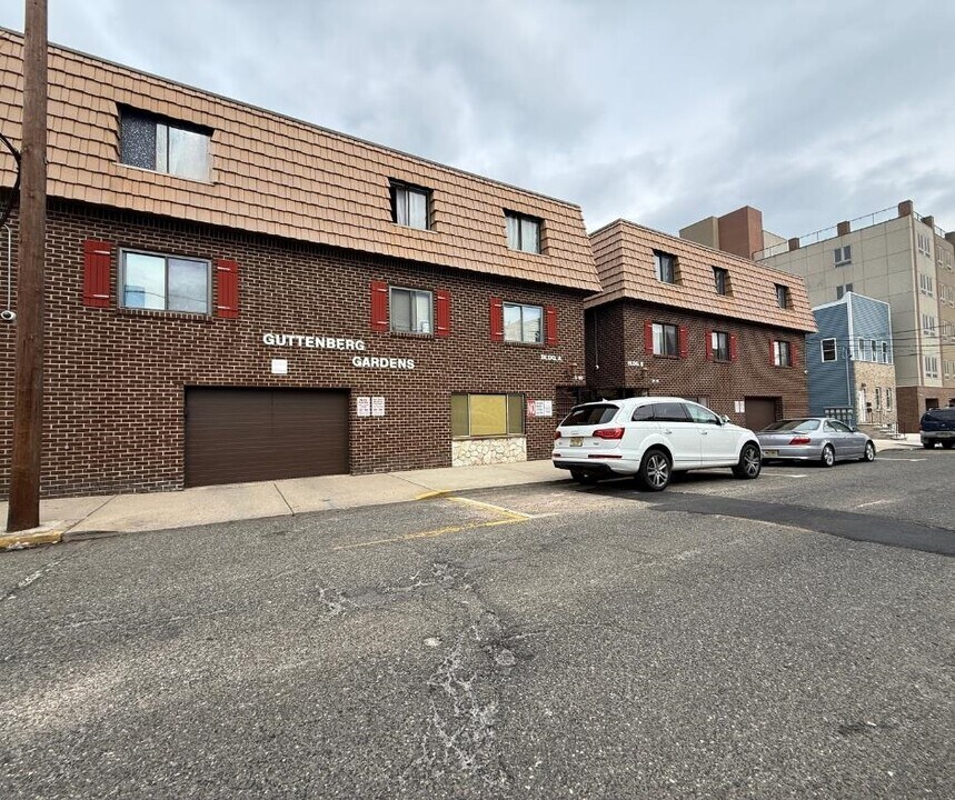 78 69th St-Unit -7A in Guttenberg, NJ - Building Photo