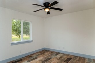 811 Matchett St, Unit B in Brenham, TX - Foto de edificio - Building Photo