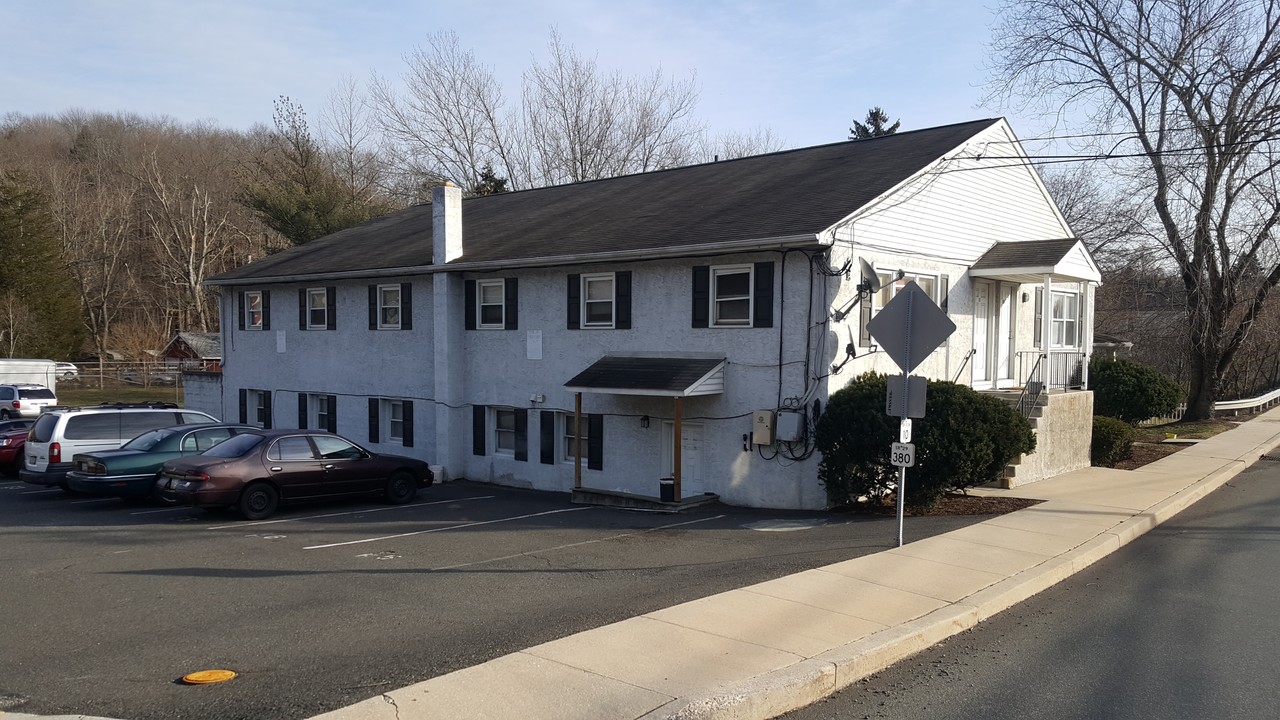 109-113 Gravel Pike in Green Lane, PA - Building Photo