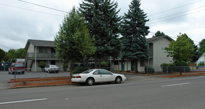 Castle Terrace Apartments in Springfield, OR - Building Photo - Building Photo