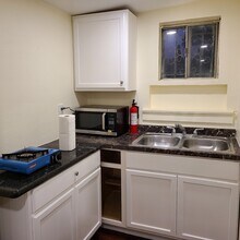 1447 W 56th St in Los Angeles, CA - Foto de edificio - Building Photo