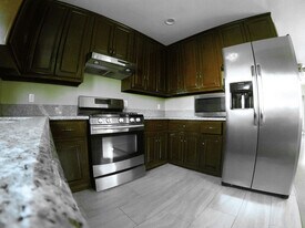 5646 La Mirada Ave in Los Angeles, CA - Building Photo