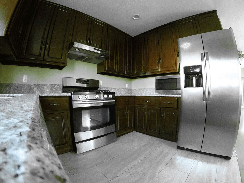 5646 La Mirada Ave in Los Angeles, CA - Building Photo