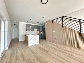 2121 NW 45th St in Miami, FL - Building Photo - Building Photo