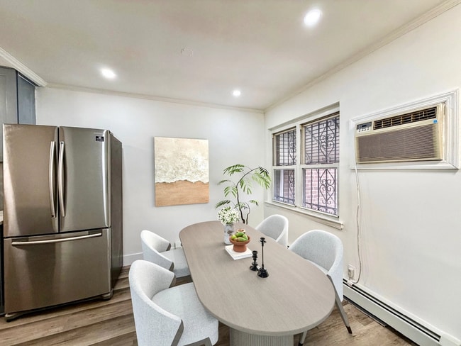 3045 68th St, Unit Woodsude large 2 BR in Woodside, NY - Foto de edificio - Building Photo