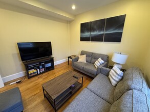 208 Holland St, Unit 2 in Somerville, MA - Foto de edificio - Building Photo