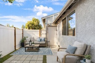 15549 Ludlow St in Los Angeles, CA - Building Photo