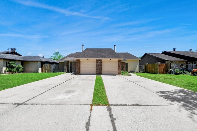 16425 Monte Carlo Ln in Houston, TX - Building Photo - Building Photo