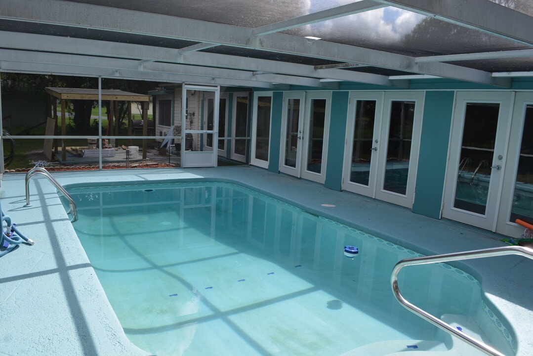 1295 Pilgrim Rd in Spring Hill, FL - Foto de edificio