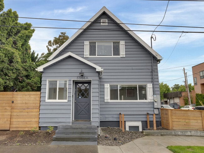 5506 NE Hoyt St in Portland, OR - Building Photo - Building Photo