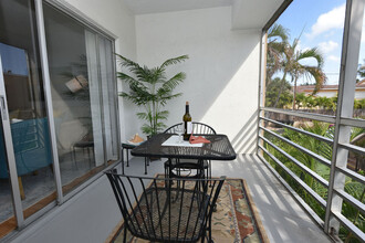 1432 S Lakeside Dr in Lake Worth Beach, FL - Building Photo - Building Photo
