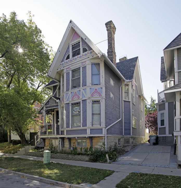 1119 E Knapp St in Milwaukee, WI - Foto de edificio