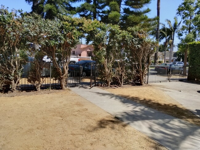 2741 S Rimpau Blvd in Los Angeles, CA - Building Photo - Building Photo