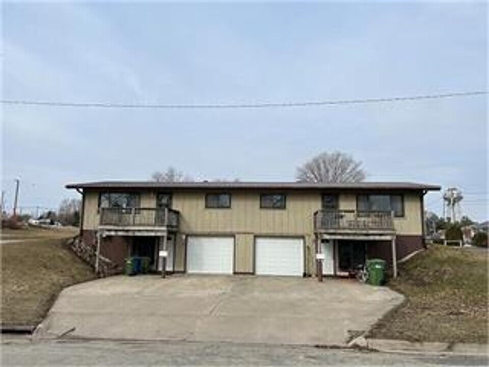 222 9th St SW in Waverly, IA - Building Photo