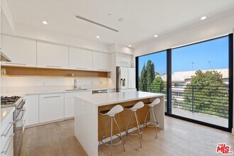 820 S Sherbourne Dr in Los Angeles, CA - Building Photo - Building Photo