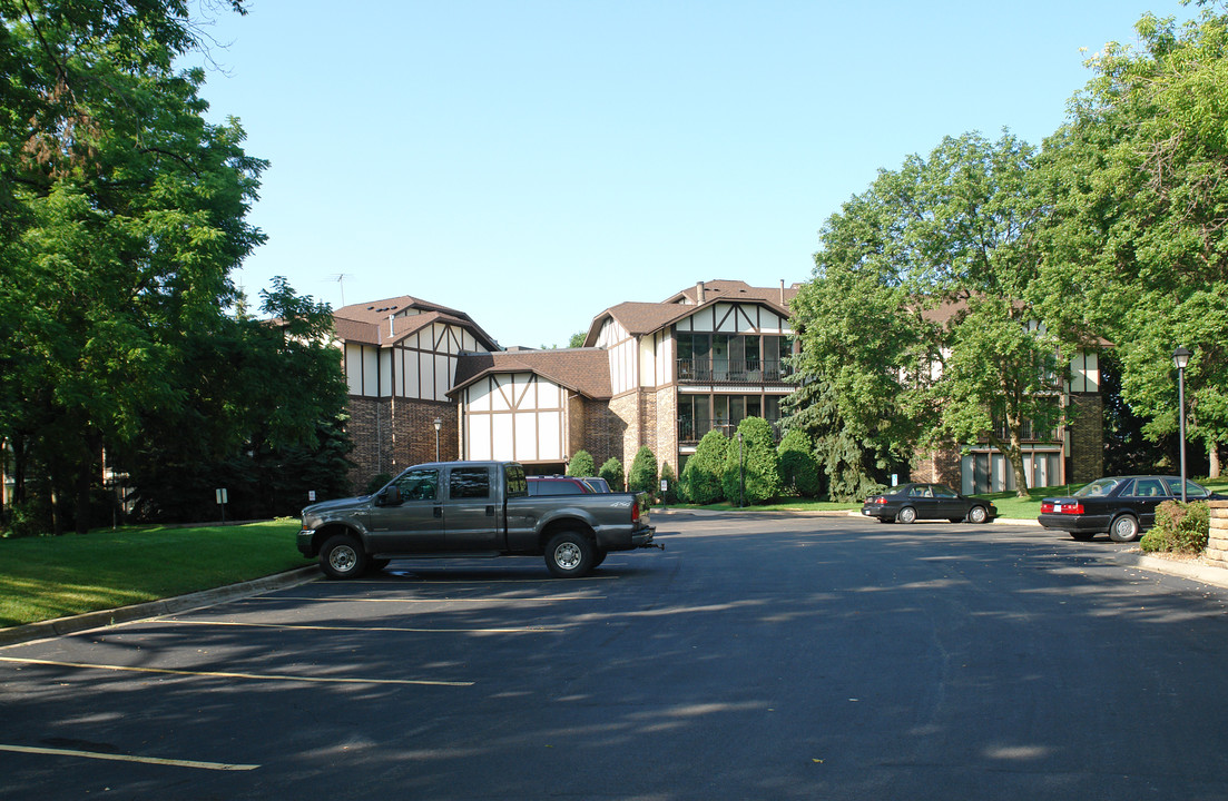 Le Chataignier in Edina, MN - Building Photo