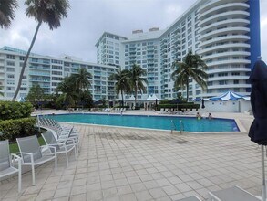 5161 Collins Ave, Unit 214 in Miami Beach, FL - Building Photo - Building Photo