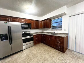 2760 SW 21st St in Miami, FL - Building Photo - Building Photo