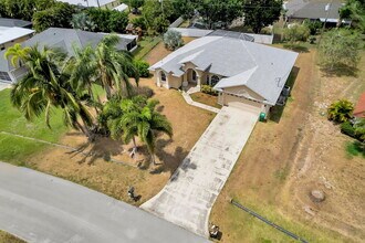 513 SE Cliff Rd in Port St. Lucie, FL - Building Photo - Building Photo