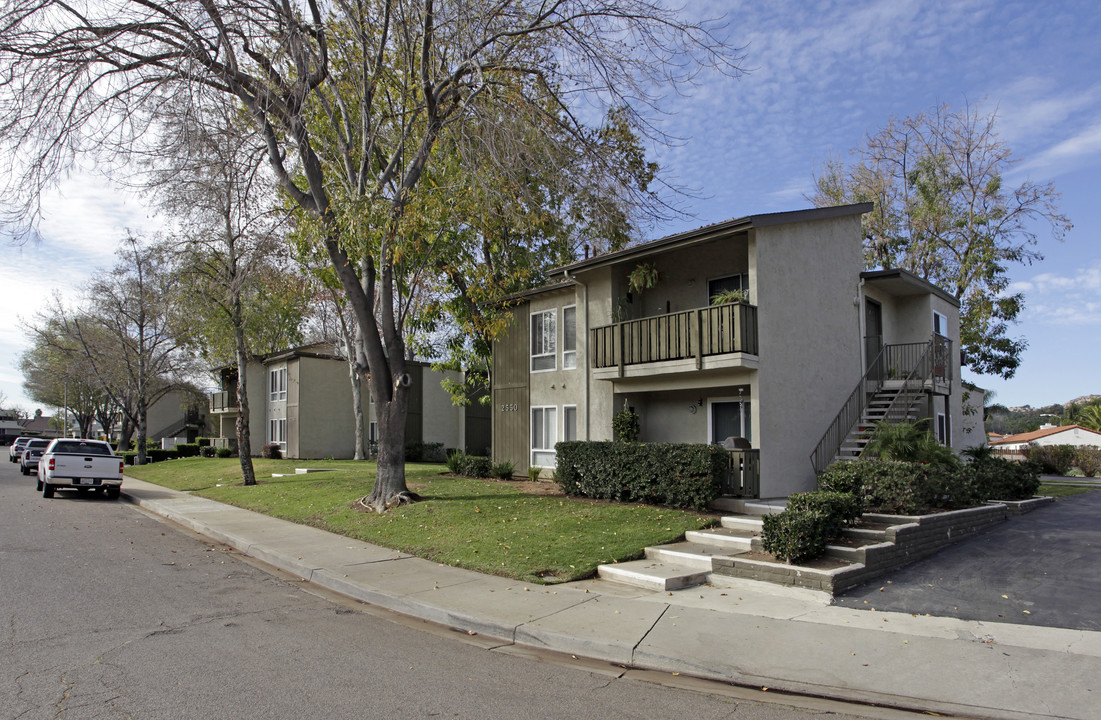 2528-2550 White Oak Pl in Escondido, CA - Building Photo