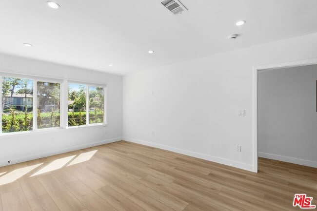 11671 Chandler Blvd in Los Angeles, CA - Building Photo - Building Photo