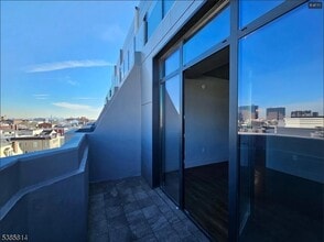 60 Elm St, Unit 3 in Newark, NJ - Building Photo - Building Photo