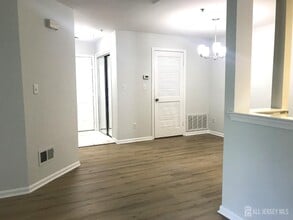 732 Waterford Dr in Edison, NJ - Building Photo - Building Photo