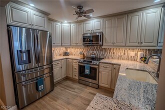 26000 Hickory Blvd in Bonita Springs, FL - Foto de edificio - Building Photo