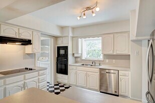 6608 Weslayan St in West University Place, TX - Building Photo