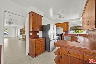 100 E Kenneth Rd in Glendale, CA - Building Photo - Building Photo