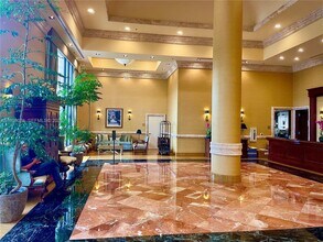 8390 SW 72nd Ave in Miami, FL - Foto de edificio - Building Photo