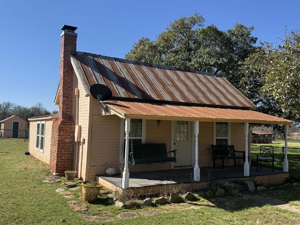 2701 Co Rd 117 in Mingus, TX - Foto de edificio