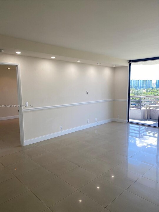 3300 NE 191st St, Unit 906 in Aventura, FL - Building Photo