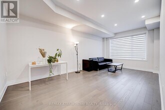 11 Adaskin Ave in Vaughan, ON - Building Photo - Building Photo