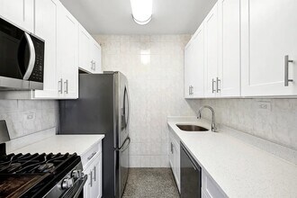 99 Battery Pl in New York, NY - Building Photo - Building Photo