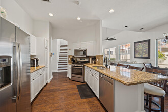 33 Monterey Pointe Dr in Palm Beach Gardens, FL - Foto de edificio - Building Photo