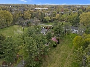 423 Country Club Rd in Bridgewater, NJ - Foto de edificio - Building Photo