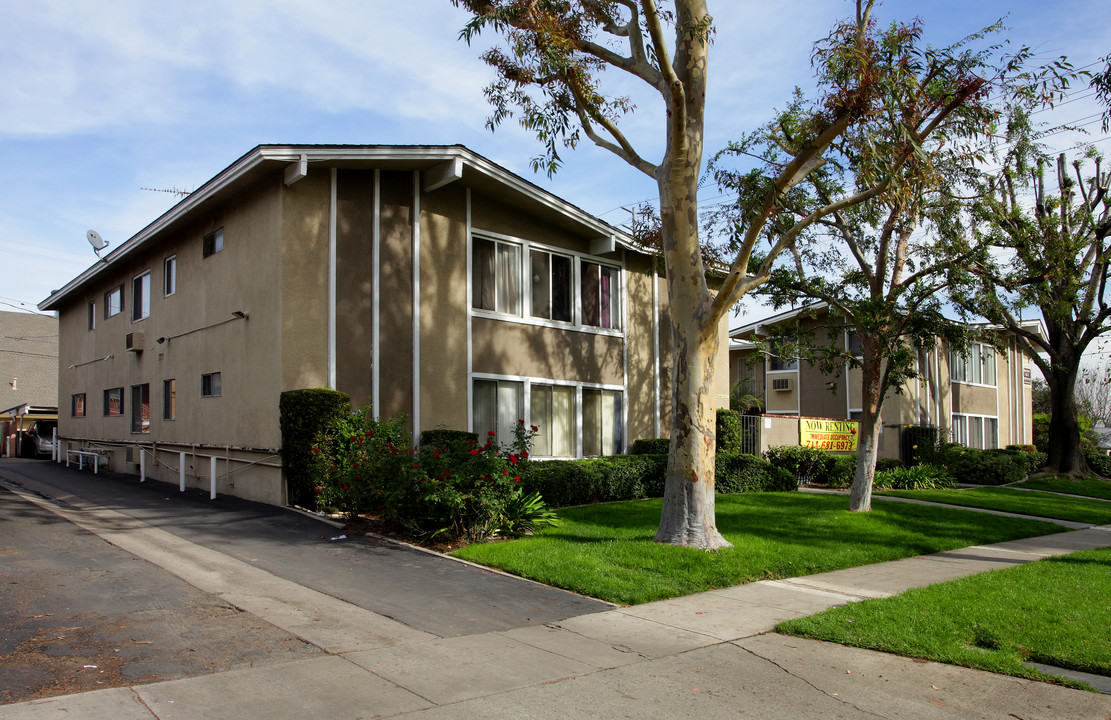 1111 W 9th St in Corona, CA - Foto de edificio