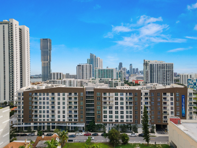2703 Biscayne Blvd, Unit 3rd floor in Miami, FL - Building Photo - Building Photo