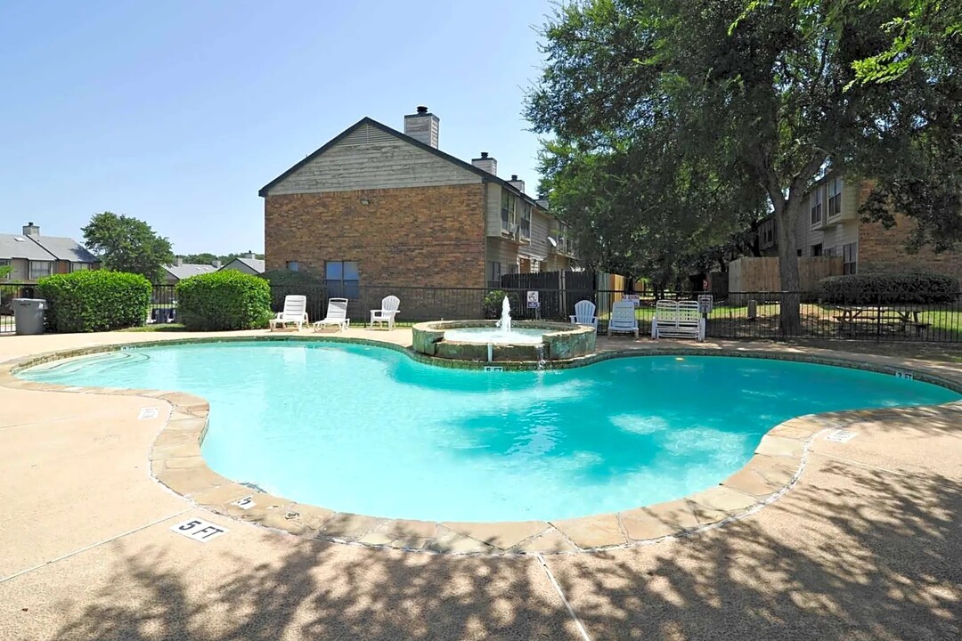 Shorewood Park Townhomes in Grapevine, TX - Building Photo