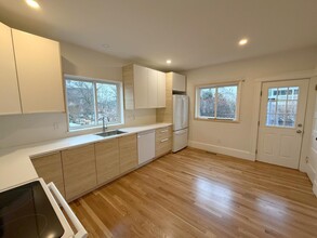 22 Elm Pl, Unit 1 in Somerville, MA - Building Photo - Building Photo