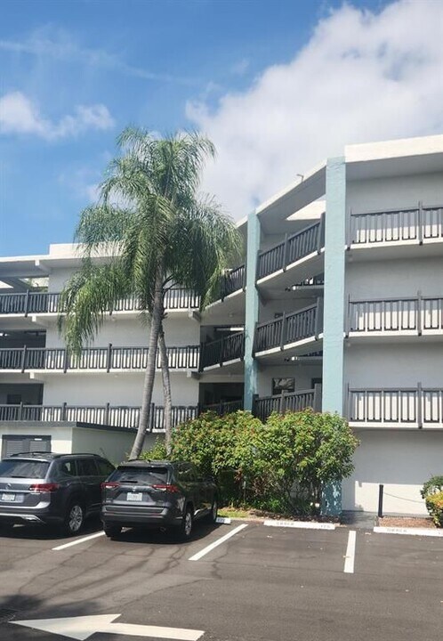 1021 Mockingbird Ln in Plantation, FL - Building Photo