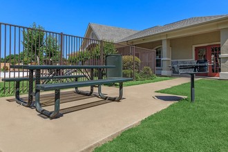 Woodview in Wichita Falls, TX - Foto de edificio - Building Photo