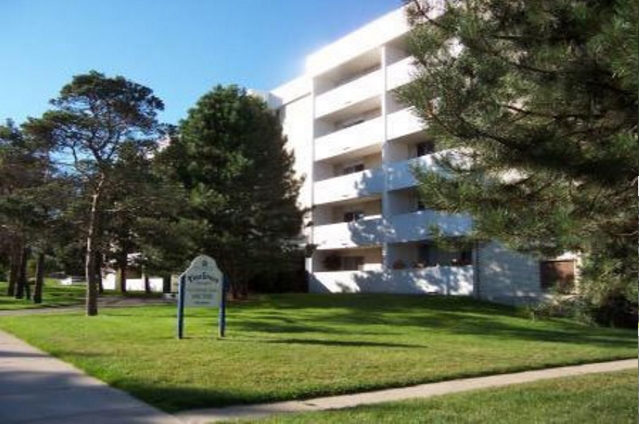 Pinegrove Apartments in Waterloo, ON - Building Photo