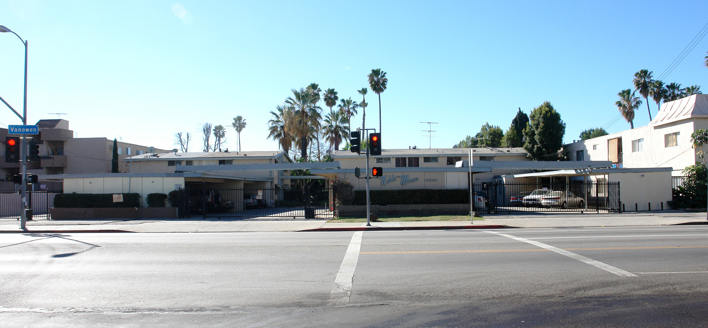 Noble Manor in Van Nuys, CA - Building Photo