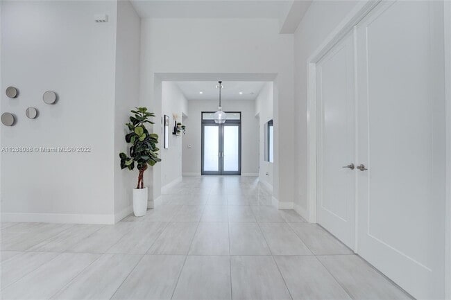 5663 Brookfield Cir W in Fort Lauderdale, FL - Foto de edificio - Building Photo