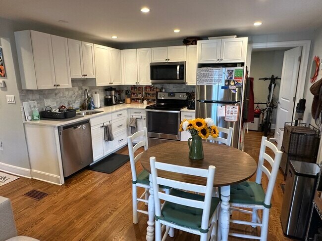 6 Hazelmere Rd, Unit 1 in Boston, MA - Building Photo - Building Photo